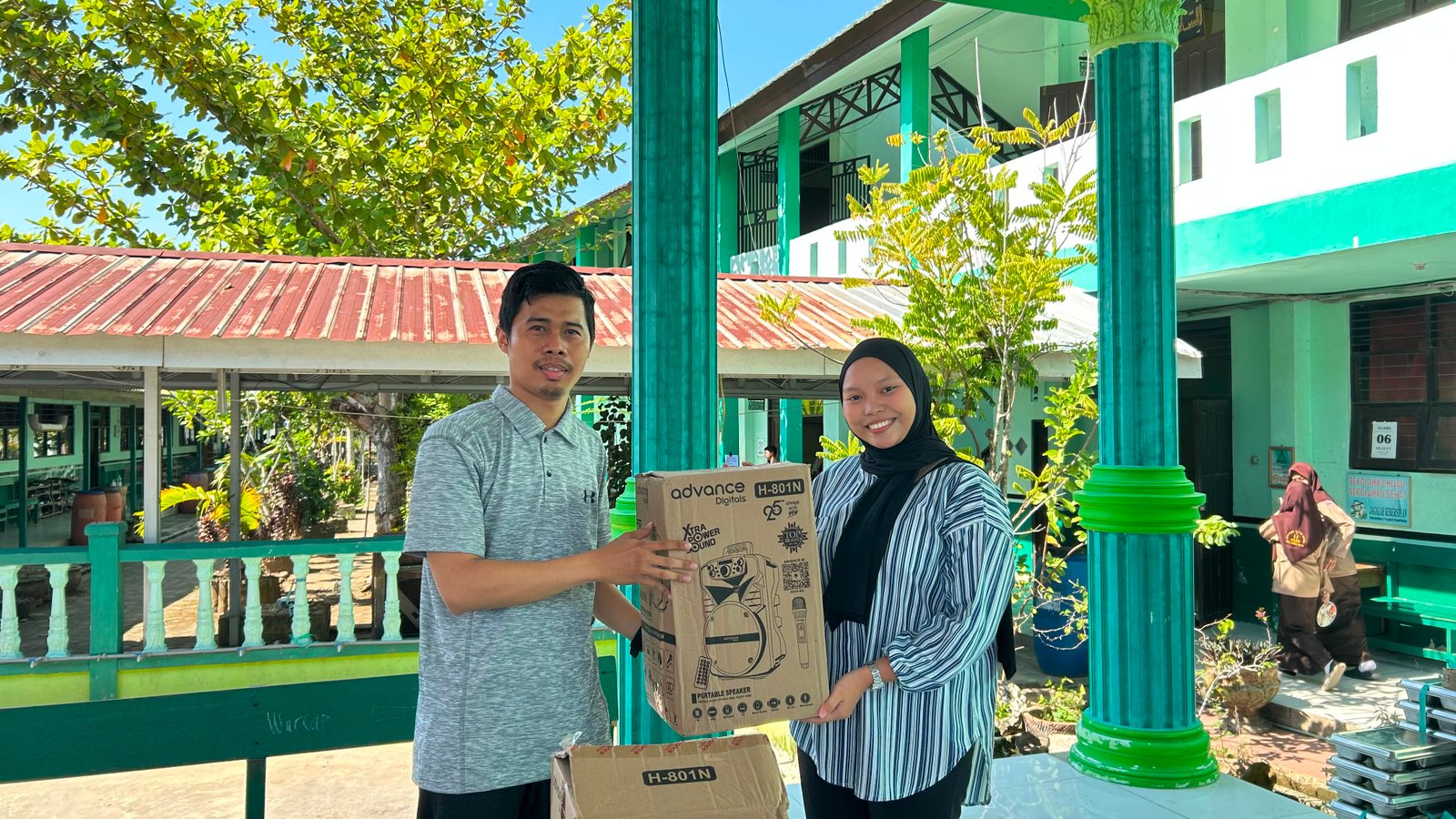 Sebagai Tanda Terima Kasih, Alumni 2025-2026 MAN 2 HSU Serahkan Hadiah Kenang-Kenangan